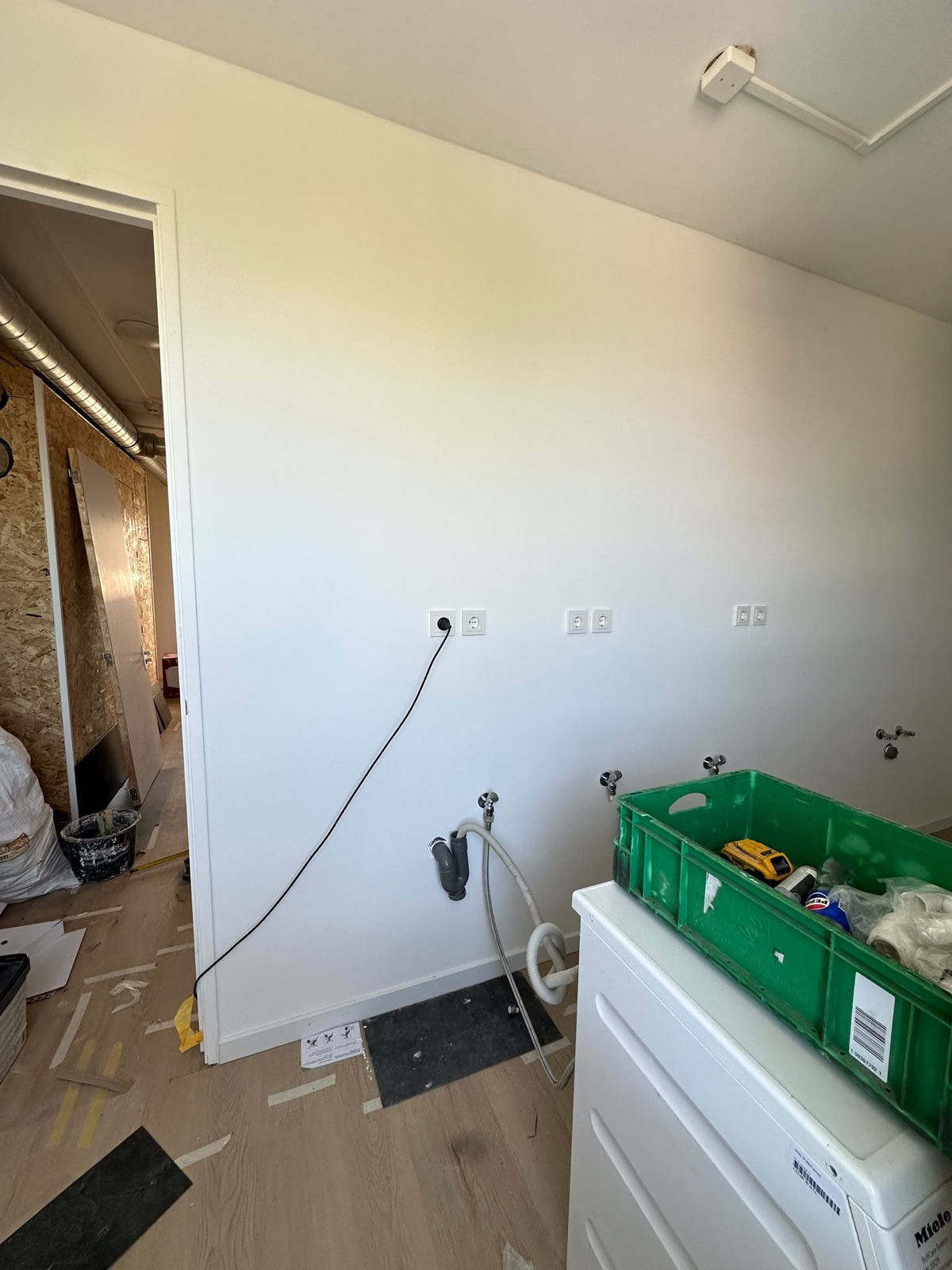 Nieuwe wand met netjes afgewerkte aansluitpunten