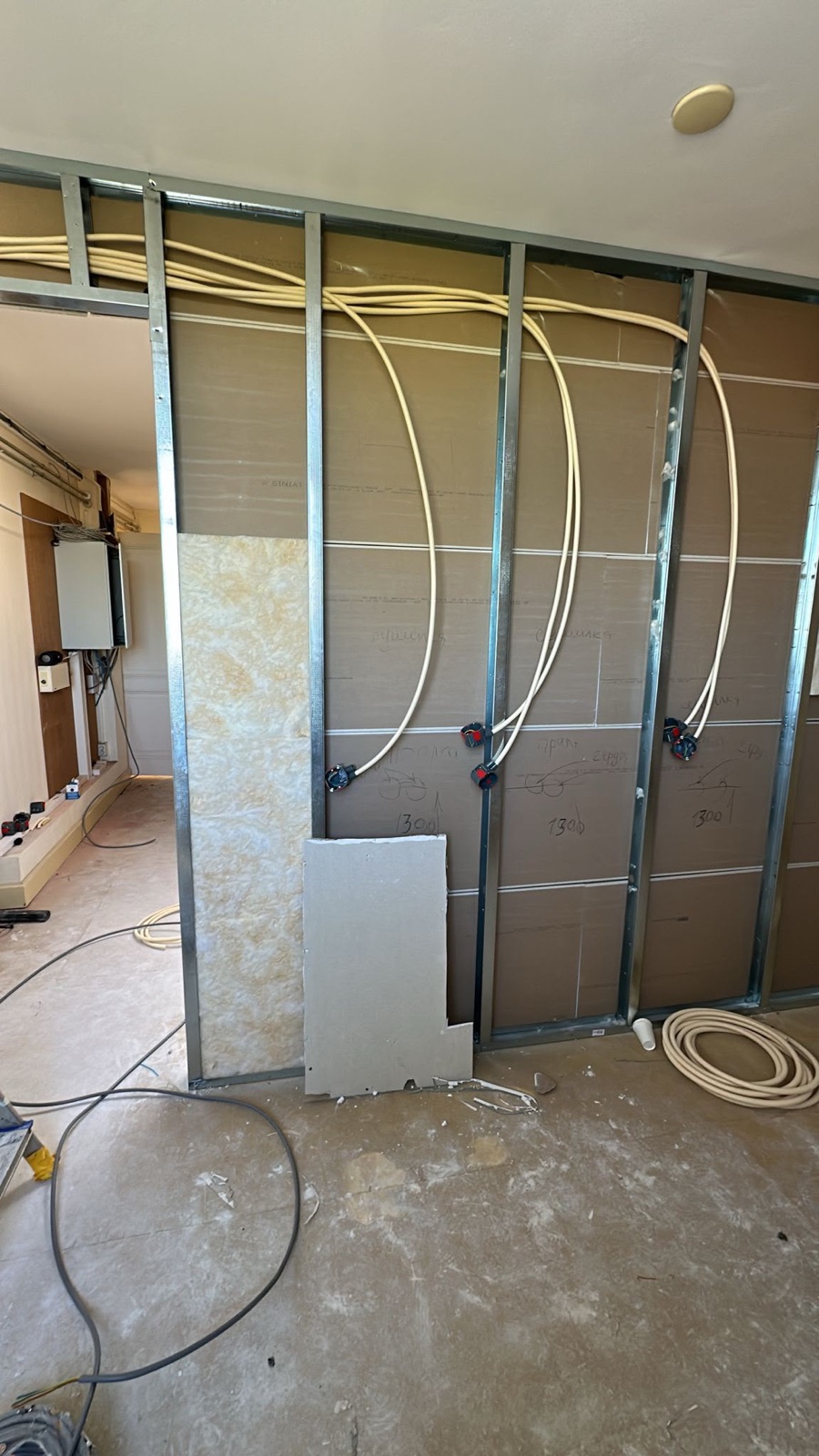 Elektrische installatie tijdens de verbouwing, voor de afwerking